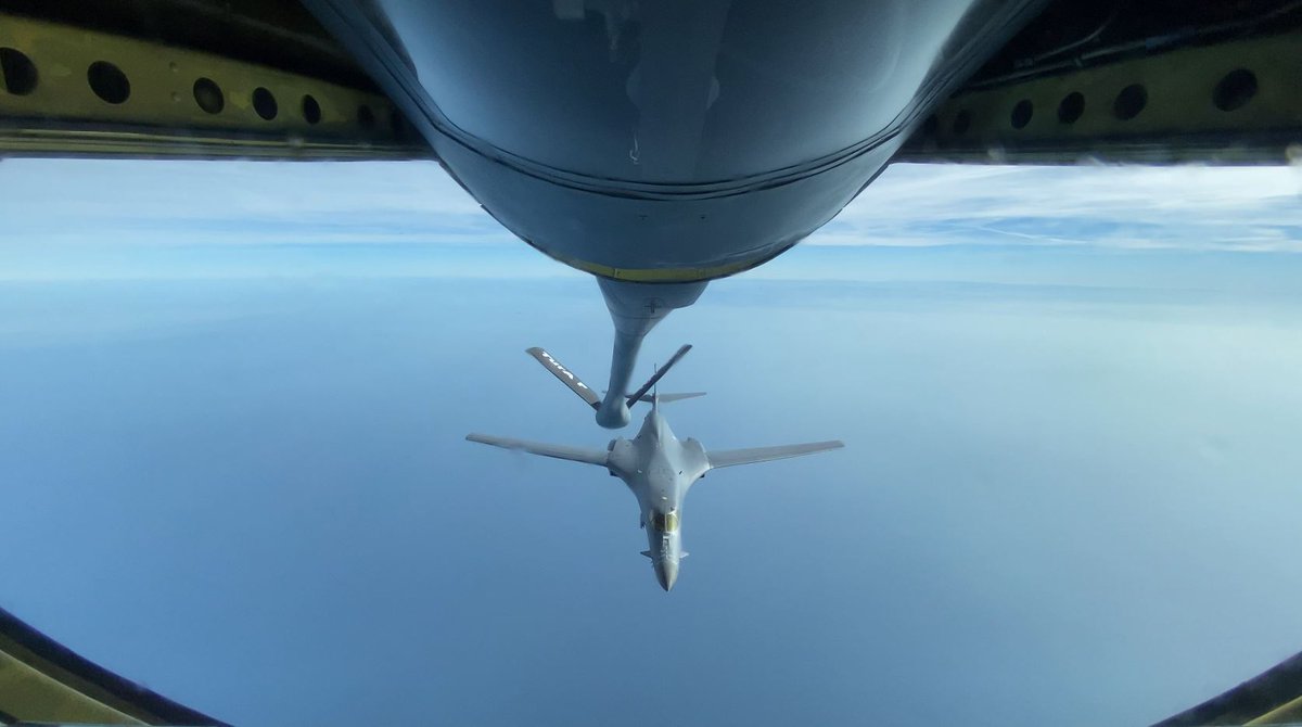 NATO_AIRCOM's tweet image. Allied fighters from 🇩🇰🇵🇱🇨🇦🇺🇸 escorted @usairforce B-1B bombers from Fairford🇬🇧 through Eastern Europe into the Black Sea for joint training. The B-1B was refueled over the Black Sea by a 🇹🇷 KC-135.

#WeAreNATO #StrongerTogether

Read More: ac.nato.int/archive/2021/a…