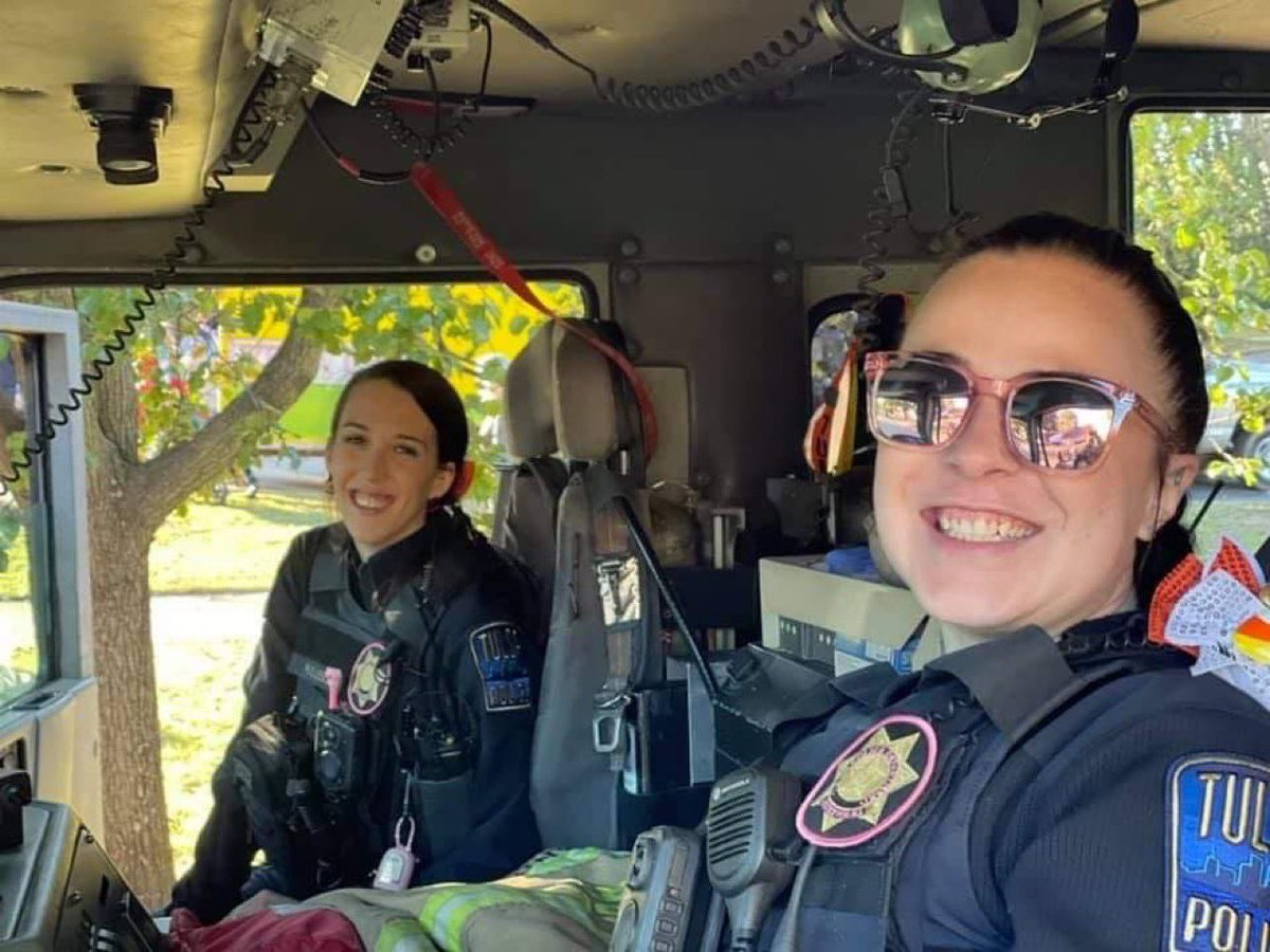 TulsaFire's tweet photo. Looks like it was Opposite Day on Halloween at the Sungate Neighborhood Association Halloween block party. We received these photos from a @TulsaPolice officer. #oneteamtulsa #halloweenfun #officersinthecommunity #tulsafire #tulsafirerescue #tulsapolice #juniorfirefighters. https://t.co/oAcl9rmIub