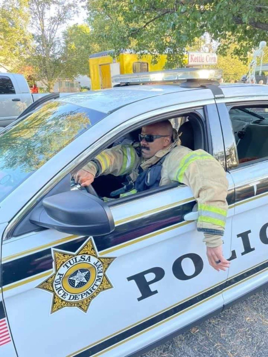 TulsaFire's tweet photo. Looks like it was Opposite Day on Halloween at the Sungate Neighborhood Association Halloween block party. We received these photos from a @TulsaPolice officer. #oneteamtulsa #halloweenfun #officersinthecommunity #tulsafire #tulsafirerescue #tulsapolice #juniorfirefighters. https://t.co/oAcl9rmIub