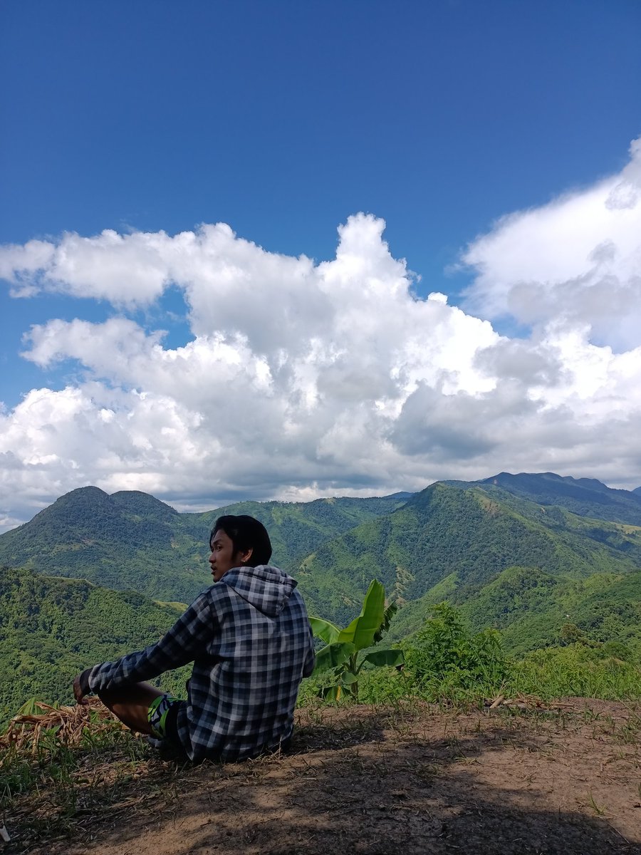 Jungwangwang's tweet photo. Sa maynila'y di mo makakamit, minimithing ginto'y nasa bukid 🌤️🍃🌳 https://t.co/EsH8BeoxFE