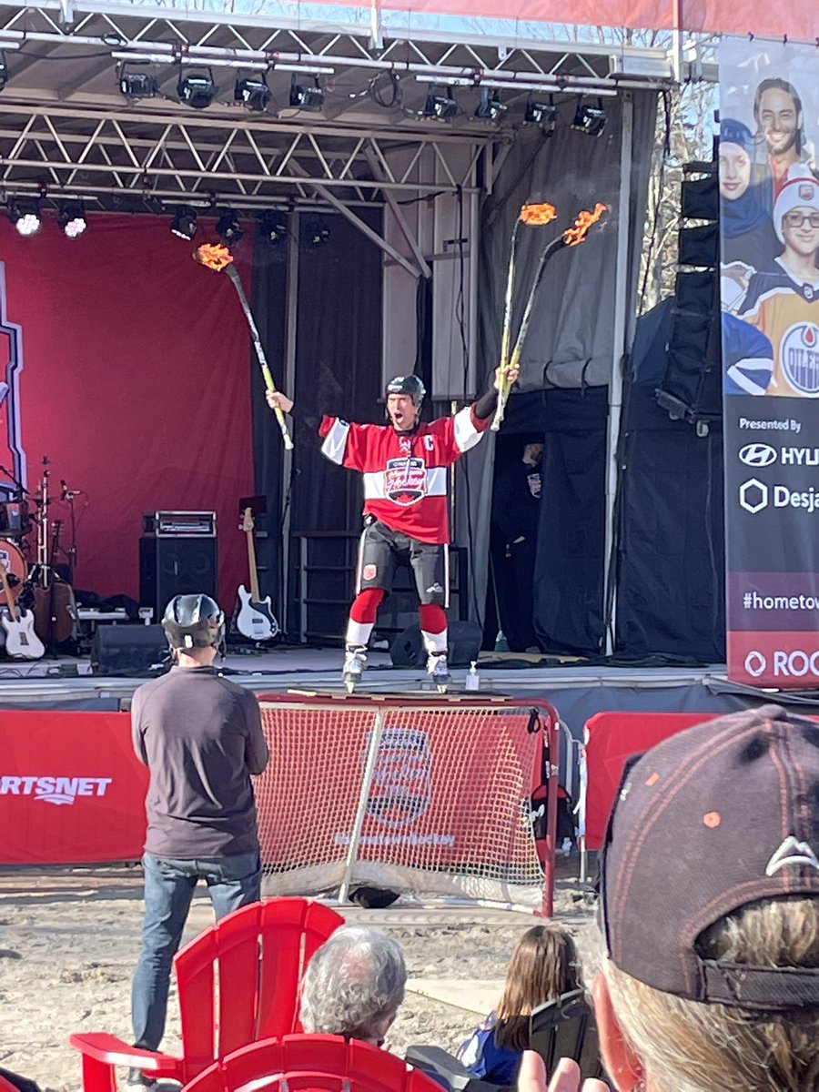 JillDunlop1's tweet image. It was an exciting weekend in Oro-Medonte 🏒 Our community welcomed @hometownhockey_. It was great attending with my colleague MP @adamchamb. Many families out enjoying the event &amp;amp; we were lucky to have beautiful sunshine. ☀️ 

#hockey #rogershometownhockey #local #simcoenorth