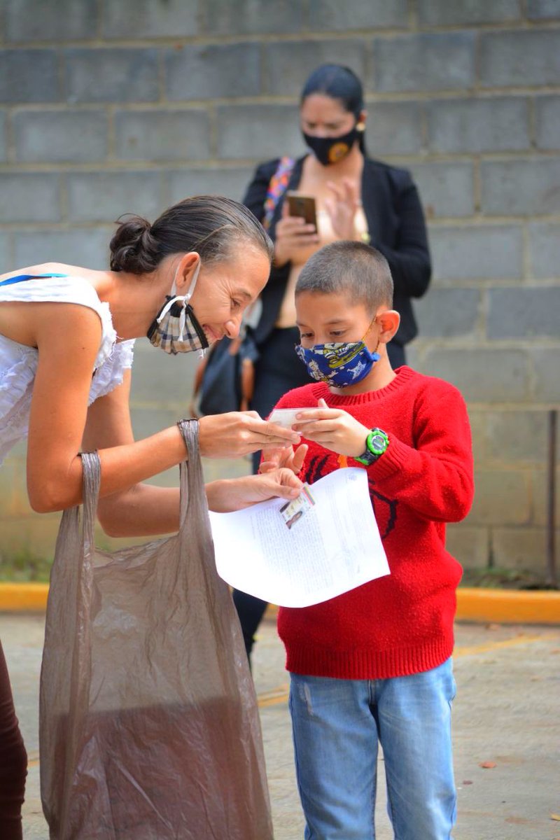 Por más sonrisas cómo estás y más momentos de alegría como estos.
Esa es la emoción que se comparte al ver su primera cédula.
En el SAIME Lara lo hacemos con amor ♥️
#saime #saimelara #8Nov