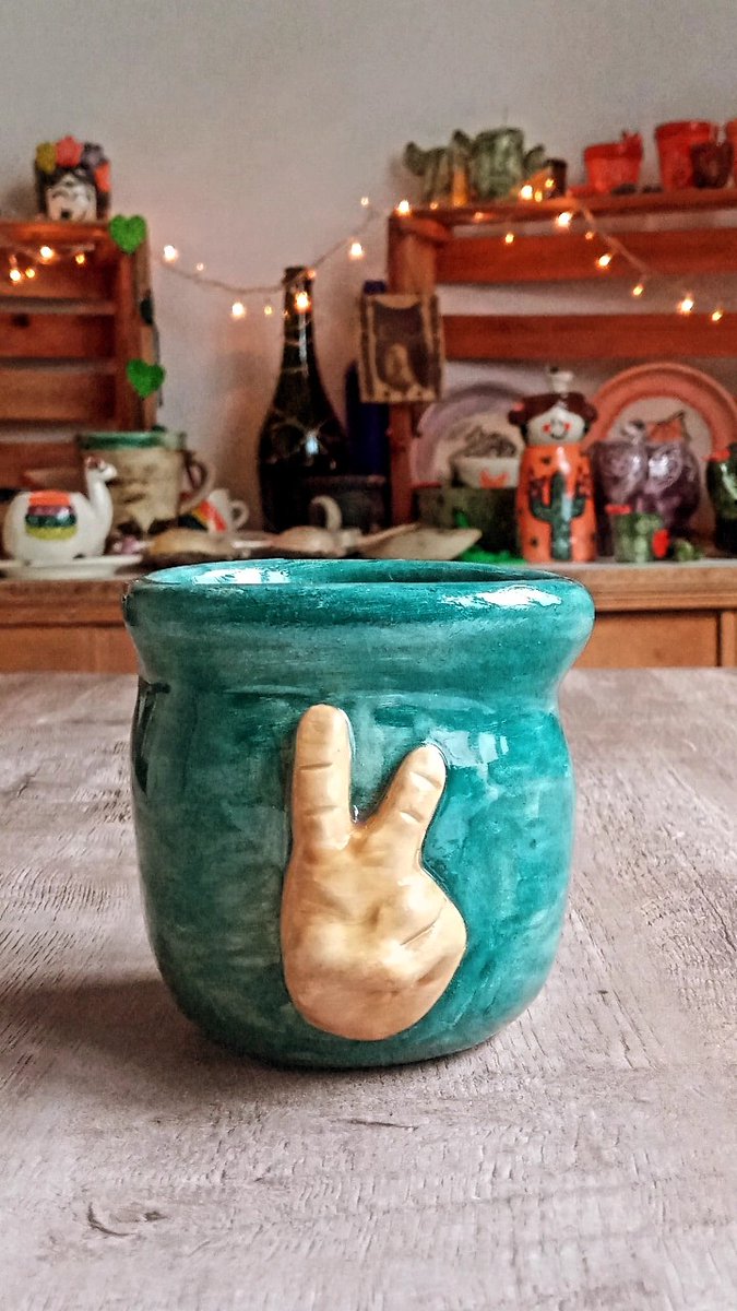 Ainasetra's tweet photo. Mate Compañero✌🏼 haciendo la V en relieve. Mate de cerámica totalmente esmaltado. No necesita ser curado. Hago objetos de cerámica a pedido, diseño, tamaño y color. Vajilla, objetos de decoración, lo que quieras. ya estamos en la feria de @eldestapeweb https://t.co/7ry0HHAFlQ