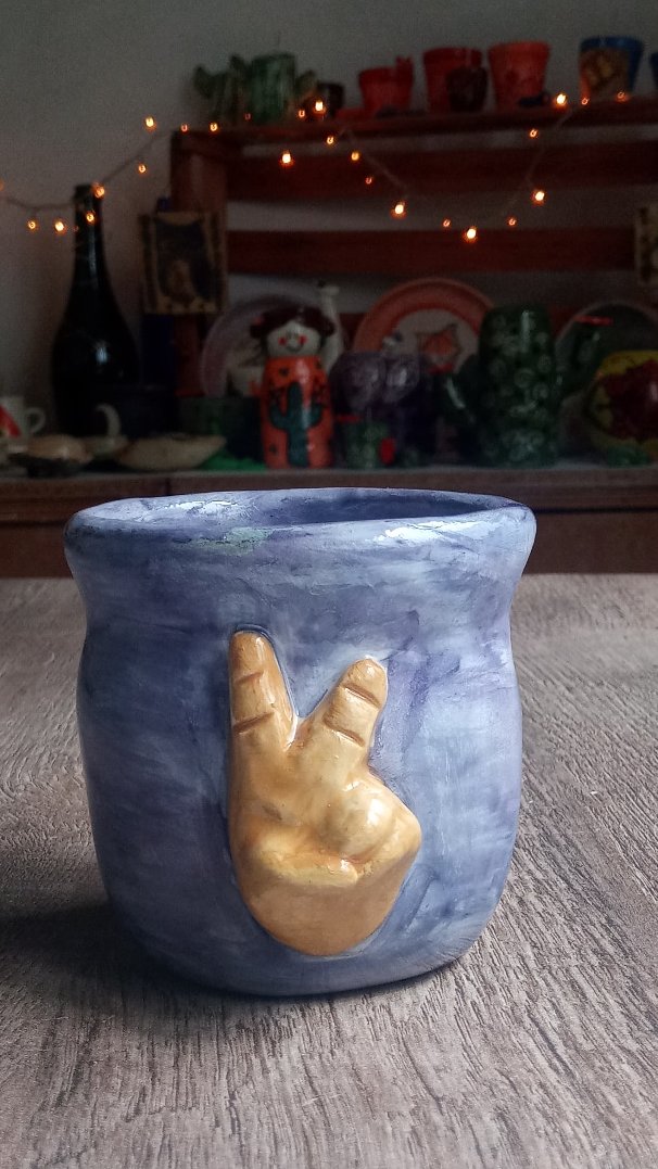 Ainasetra's tweet photo. Mate Compañero✌🏼 haciendo la V en relieve. Mate de cerámica totalmente esmaltado. No necesita ser curado. Hago objetos de cerámica a pedido, diseño, tamaño y color. Vajilla, objetos de decoración, lo que quieras. ya estamos en la feria de @eldestapeweb https://t.co/7ry0HHAFlQ