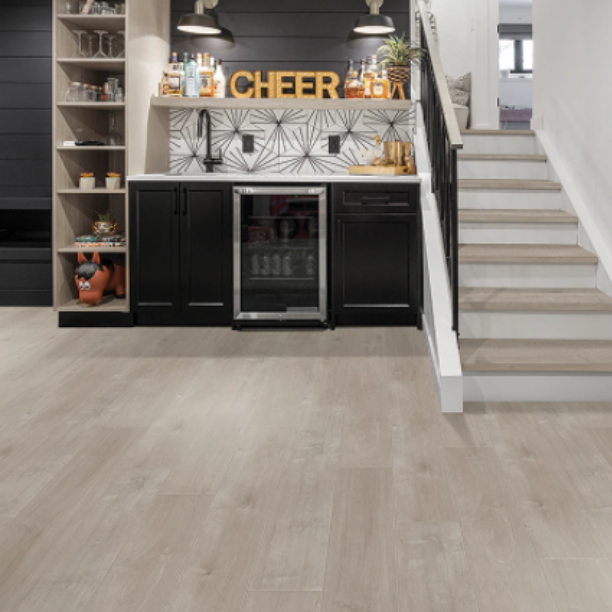 COZINHA • i n t e g r a ç ã o
Projeto cozinha com piso vinílico. Integrada para  receber com aconchego, praticidade e muito estilo! 
.
[Ref: interWOOD cor Paglia]
