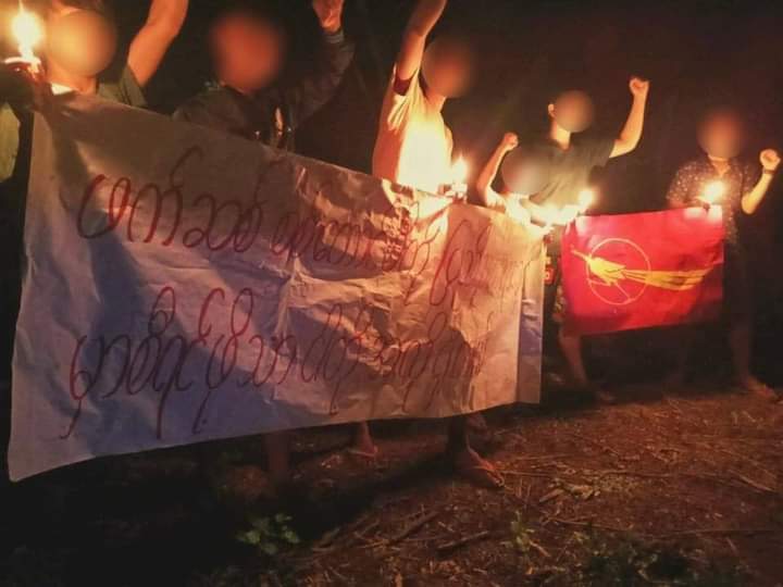 By setting fire to #MurdererMinAungHlaing's photos , youths from #Dawei held anti-military night demonstration .
#HelpMyanmarIDPs 
#Nov8Coup 
#WhatsHappeningInMyanmar