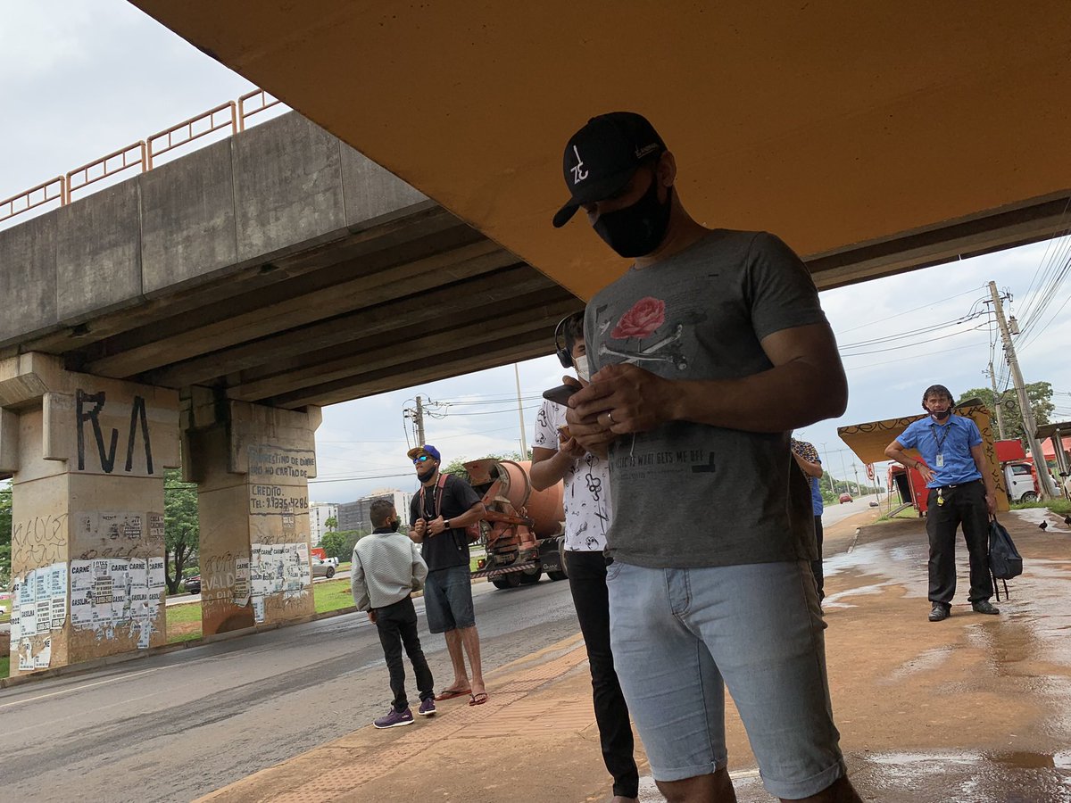 sugarharr's tweet photo. esse flagra em Brasília perto do parkshoping, maluco tava com um monstro na bermuda #bulgr #gay #volume #cruisingmetro https://t.co/eA5dPX7UIb