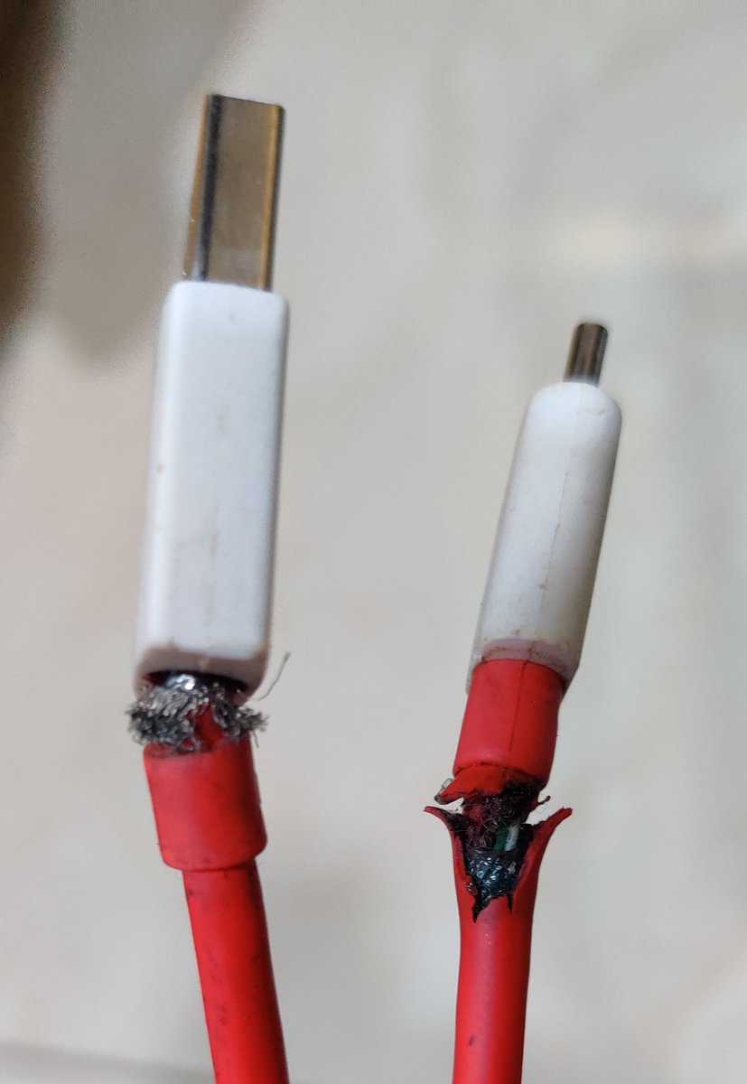 PalakMjain's tweet photo. @oneplus  @OnePlus_IN  @OnePlus_Support @ManojjainMunot  Why the one plus charging cables gets crack after sometime of using it? I have purchased three times charging  cables and I and all my family members are facing same issues everytime. https://t.co/NWGAH9hv9a