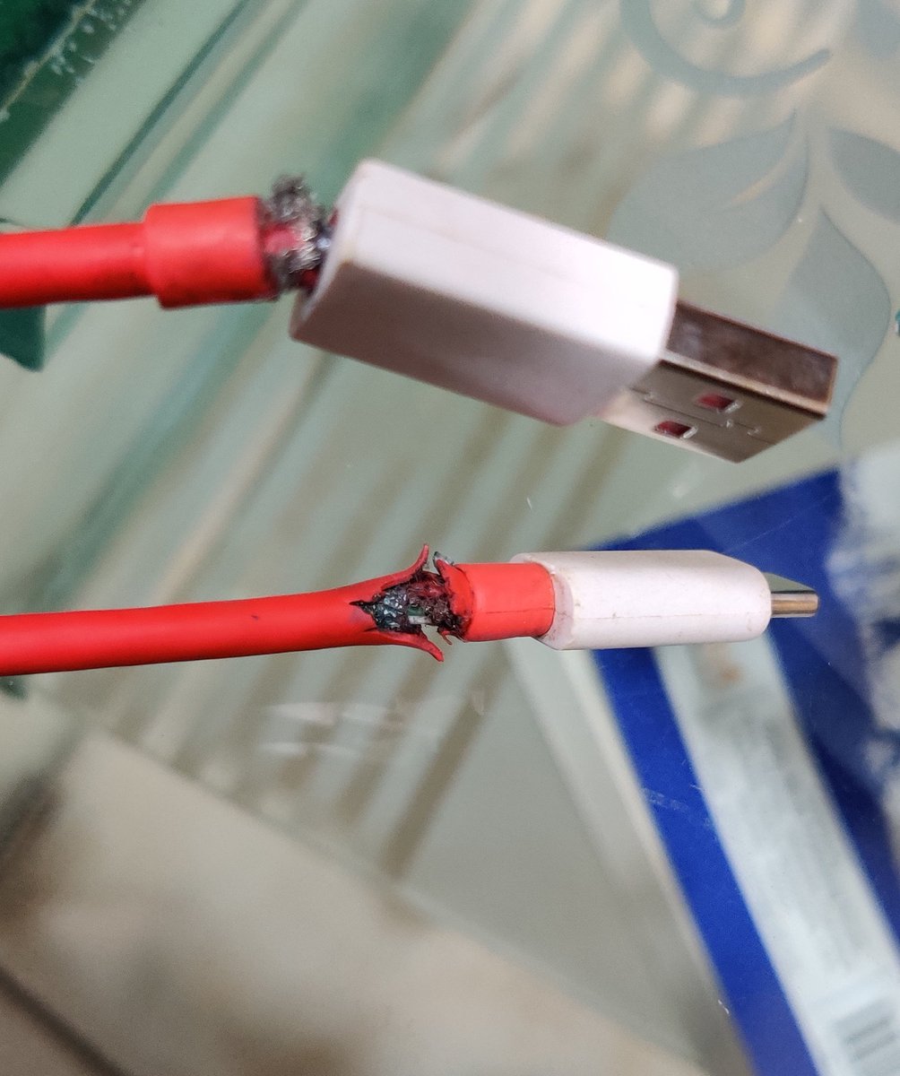 PalakMjain's tweet photo. @oneplus  @OnePlus_IN  @OnePlus_Support @ManojjainMunot  Why the one plus charging cables gets crack after sometime of using it? I have purchased three times charging  cables and I and all my family members are facing same issues everytime. https://t.co/NWGAH9hv9a