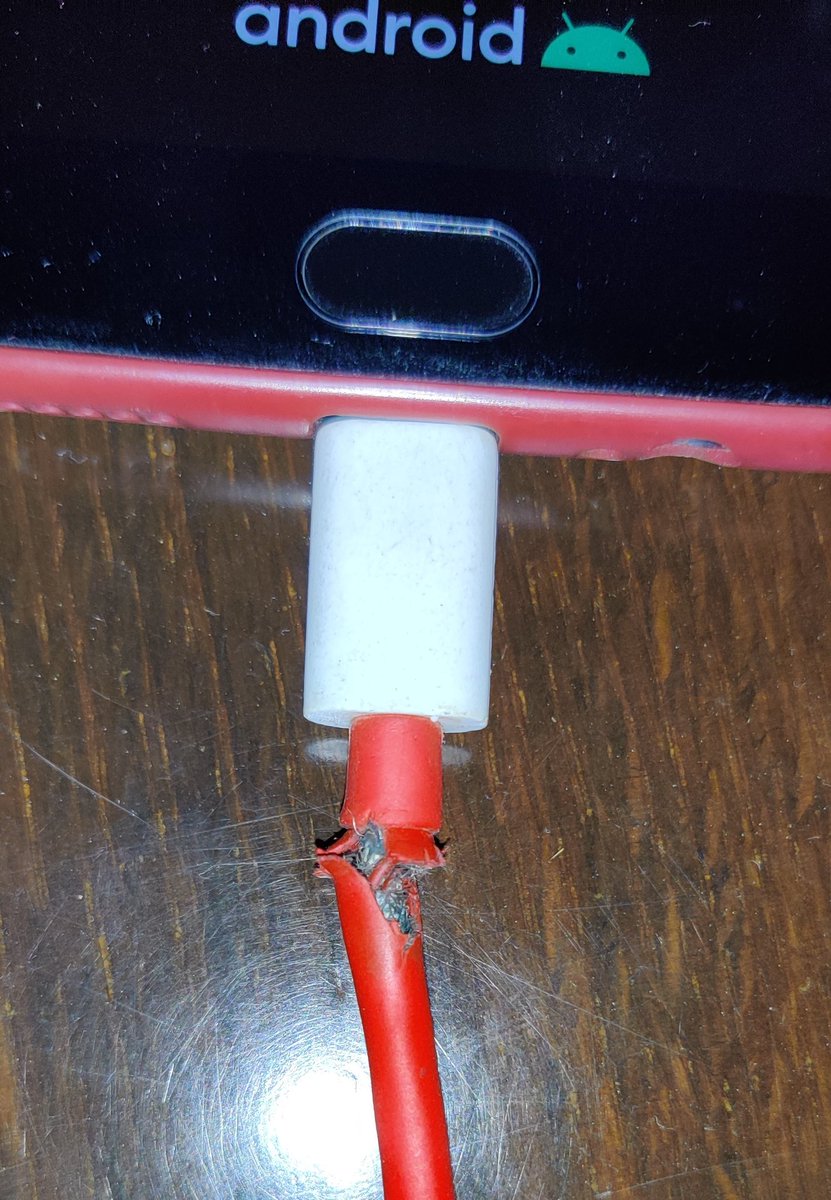 PalakMjain's tweet photo. @oneplus  @OnePlus_IN  @OnePlus_Support @ManojjainMunot  Why the one plus charging cables gets crack after sometime of using it? I have purchased three times charging  cables and I and all my family members are facing same issues everytime. https://t.co/NWGAH9hv9a