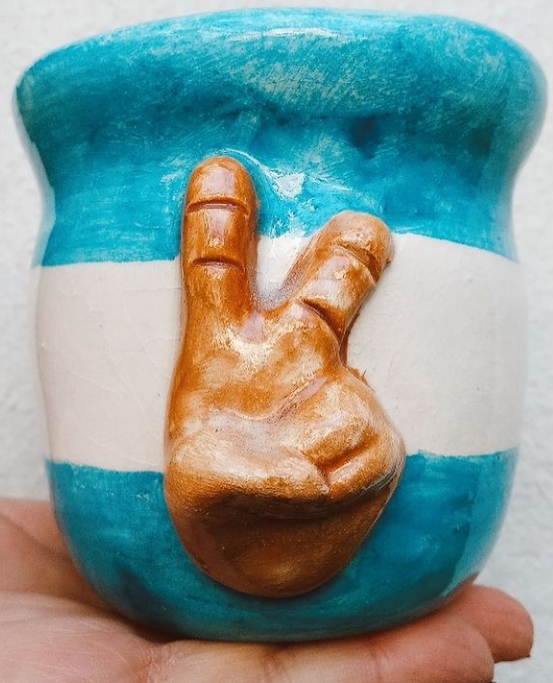 Ainasetra's tweet photo. Mate Compañero✌🏼 haciendo la V en relieve. Mate de cerámica totalmente esmaltado. No necesita ser curado. Hago objetos de cerámica a pedido, diseño, tamaño y color. Vajilla, objetos de decoración, lo que quieras. ya estamos en la feria de @eldestapeweb https://t.co/7ry0HHAFlQ