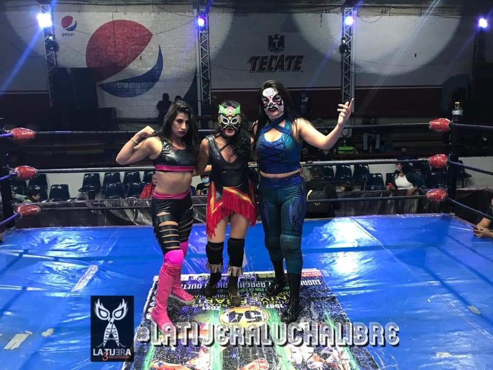 LaTijeraLucha's tweet photo. Tarde redonda para #Lolita, quien al lado de #Sagittarius y @peqeStarfire vencen a #IndiaSioux, @BaronessMxli y #SussyLove en lucha femenil de #AULL, contienda de ida y vuelta, pero al final la experiencia de la #MasterMami e impulso de las 2 jóvenes que han crecido en este 2021. https://t.co/gzamPvwDdB