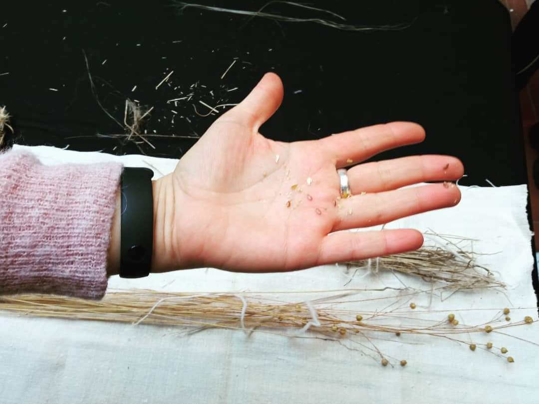 Sara_Morante's tweet photo. La mano y el lino de Raquel Bartolomé, artista segoviana que nos ha hablado sobre el territorio y sus materiales en su obra, en la jornada #únicos de #cearcal. Un placer haber participado y escuchado al resto de ponentes; gracias por invitarme a hablar de mi profesión. https://t.co/4hRi1ivEHa