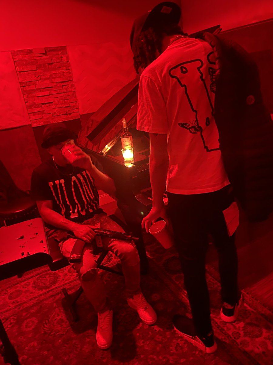 1btcello's tweet photo. She like who wockesha bitch that juice 🥤 ☔️ And you can't walk a mile in my shoes 🚶🏽‍♂️😴 https://t.co/HQpobh92Fn