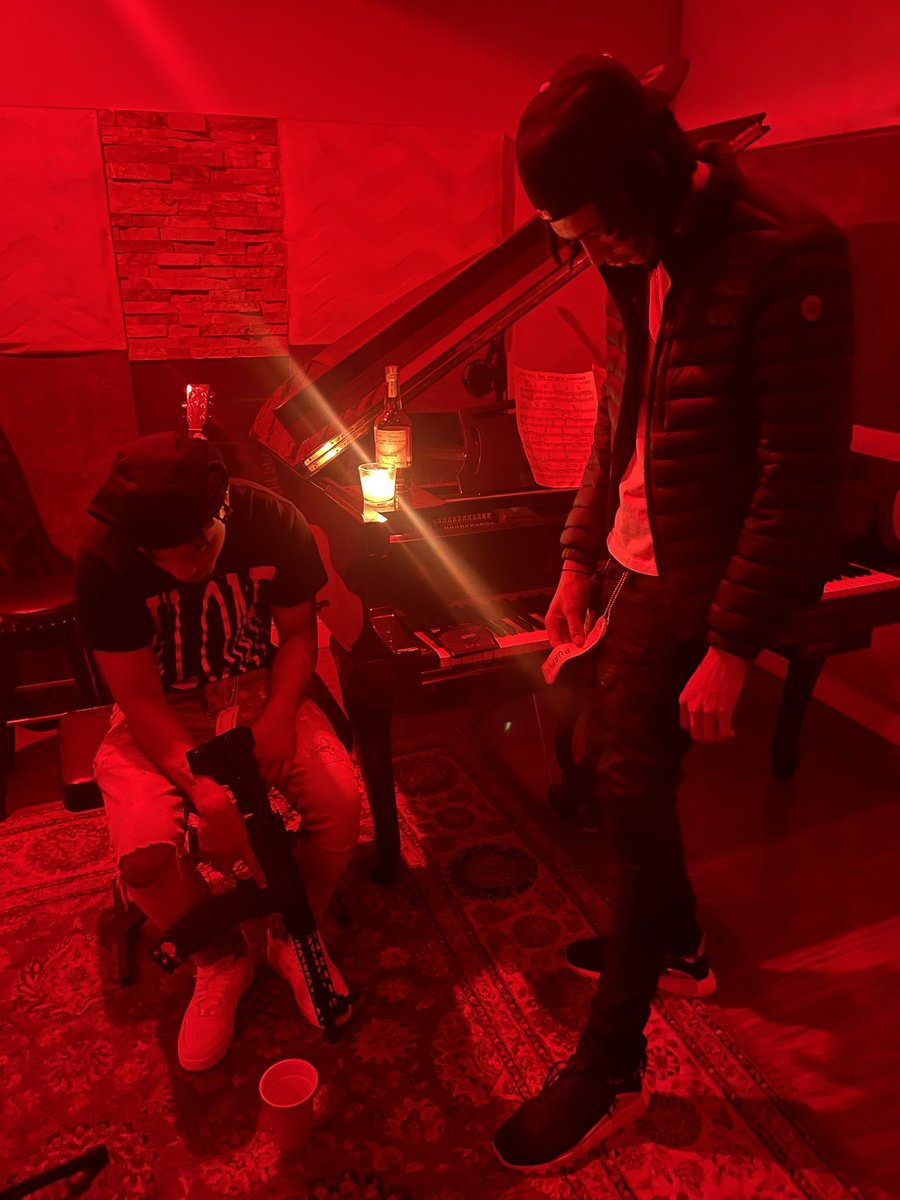 1btcello's tweet photo. She like who wockesha bitch that juice 🥤 ☔️ And you can't walk a mile in my shoes 🚶🏽‍♂️😴 https://t.co/HQpobh92Fn