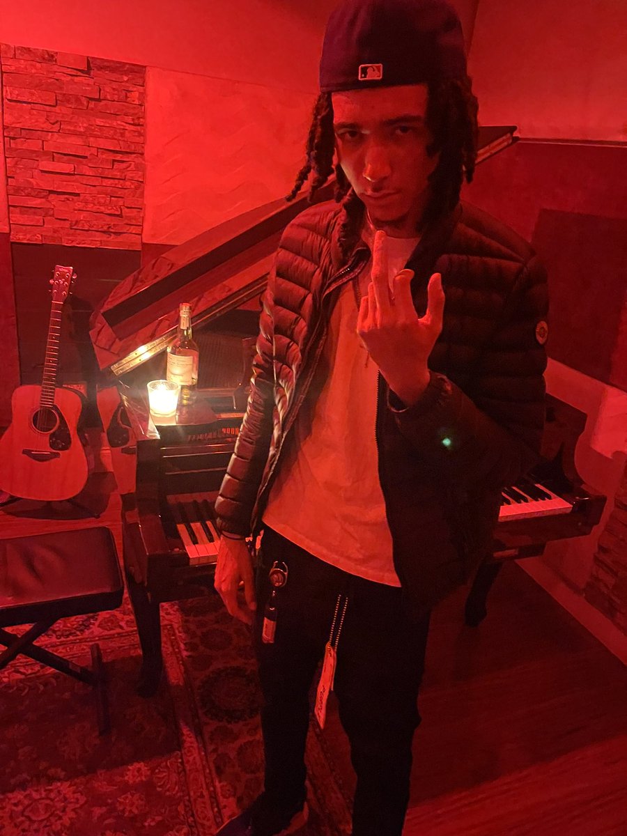 1btcello's tweet photo. She like who wockesha bitch that juice 🥤 ☔️ And you can't walk a mile in my shoes 🚶🏽‍♂️😴 https://t.co/HQpobh92Fn