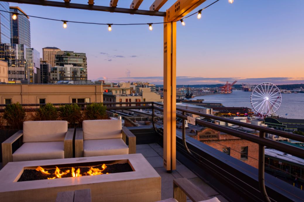 innatthemarket's tweet photo. Our boutique hotel is a favorite of many #Seattle travelers. Despite the nearby hustle and bustle of @pike_place, The Inn stays cozy with our tranquil courtyard and romantic rooftop deck. #PNW #PNWViews #Travel #VisitSeattle https://t.co/EXoLPKFmwQ https://t.co/qNNDLG133B