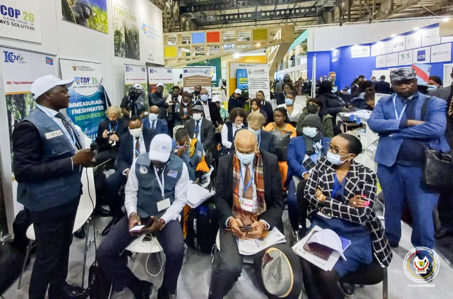 Evebazaiba's tweet photo. Au pavillon de la #RDC à #Glasgow en marge de la @COP26 ce lundi, nous avons tenu le side event sur "le secteur minier de la RDC face à la transition énergétique ". Moment d'échanges sur l'un des axes de la RDC, Pays Solution à la crise climatique. https://t.co/iPJScaNSJs