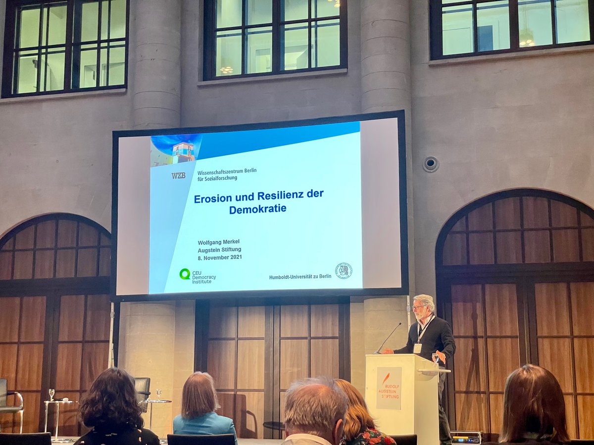 stephanweichert's tweet photo. „In der Krise wird Resilienz zur neuen wissenschaftlichen Schlüsselkategorie“ u.a. für Demokratie und Gesellschaft: Wolfgang Merkel auf der Tagung #lehren21 der Augstein Stiftung @HumboldtCarre @steph_reuter #digitalresilienz @VoiceOfVocer @leifkramp @OBSFrankfurt @vonstreit https://t.co/Ash9yVDSNs