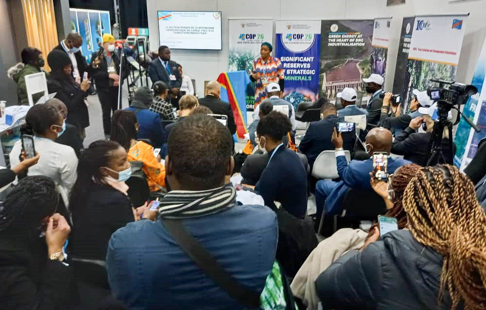 Evebazaiba's tweet photo. Au pavillon de la #RDC à #Glasgow en marge de la @COP26 ce lundi, nous avons tenu le side event sur "le secteur minier de la RDC face à la transition énergétique ". Moment d'échanges sur l'un des axes de la RDC, Pays Solution à la crise climatique. https://t.co/iPJScaNSJs