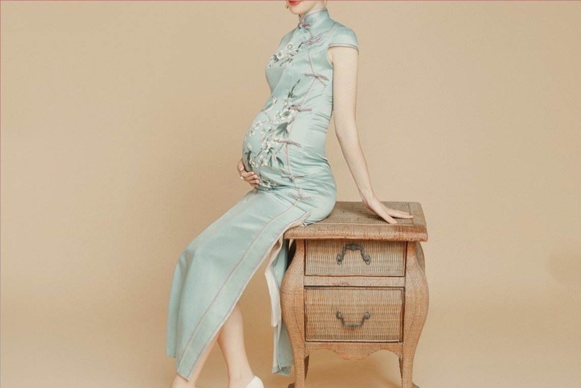 答应啦肯定会发的，老婆上次怀女儿时没拍艺术照就很遗憾啦，这次补上！是不是很多女人没那么太在意肚子里是谁的种子呀？才不管瞎鸡巴老公替别人养儿子呢，对吧！ https://t.co/9Rha8Y9BfA