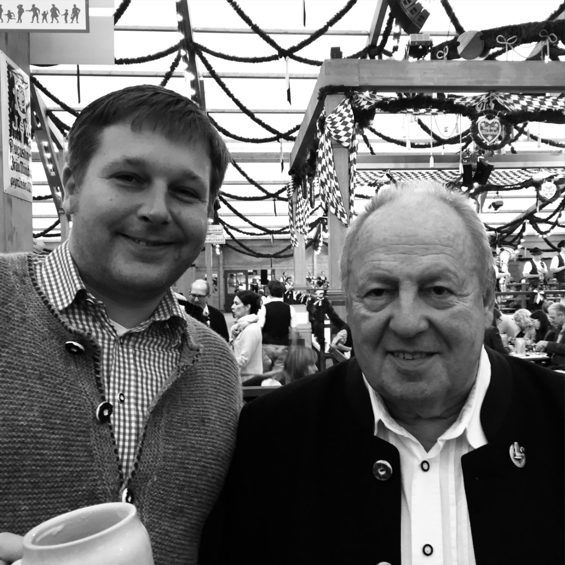 Danke für die guten Gespräche, die schönen Gedichte, die richtigen Ratschläge, die klare Linie, die humorvollen Beiträge, die gemütlichen Stunden und so vieles mehr. Mach‘s gut Helmut. Du wirst sehr fehlen. 😢 <a href="/StadtratSchmid/">HelmutsAnsichten</a> #Muenchen