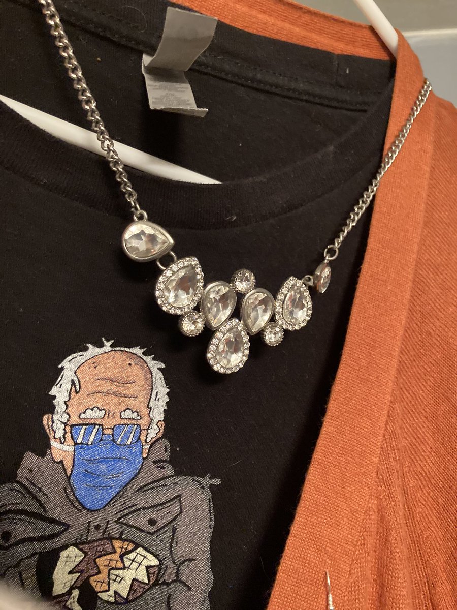 DuckPandemic's tweet image. in fashion news 📰 fake diamonds 💎 and #Bernie #LittleBeirut