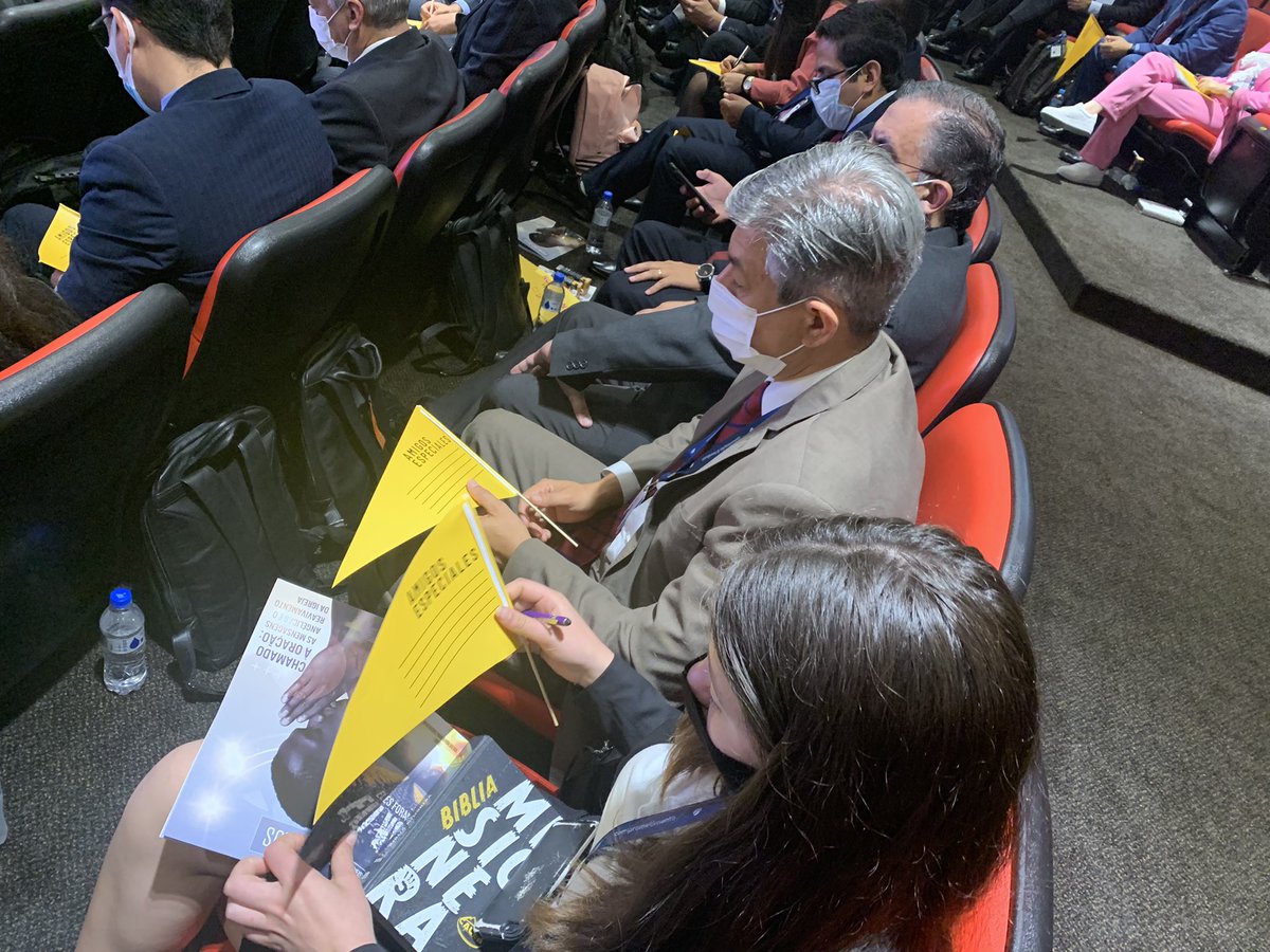iasd's tweet photo. Em 2022, Impacto Esperança será com distribuição do livro O Último Convite, de autoria do pastor Clifford Goldstein. Uma das ideias é que as pessoas façam, também, entregas dos livros para amigos especiais por quem estão orando. Por isso, as bandeirinhas com lugar para os nomes. https://t.co/o6YuFqXN2e