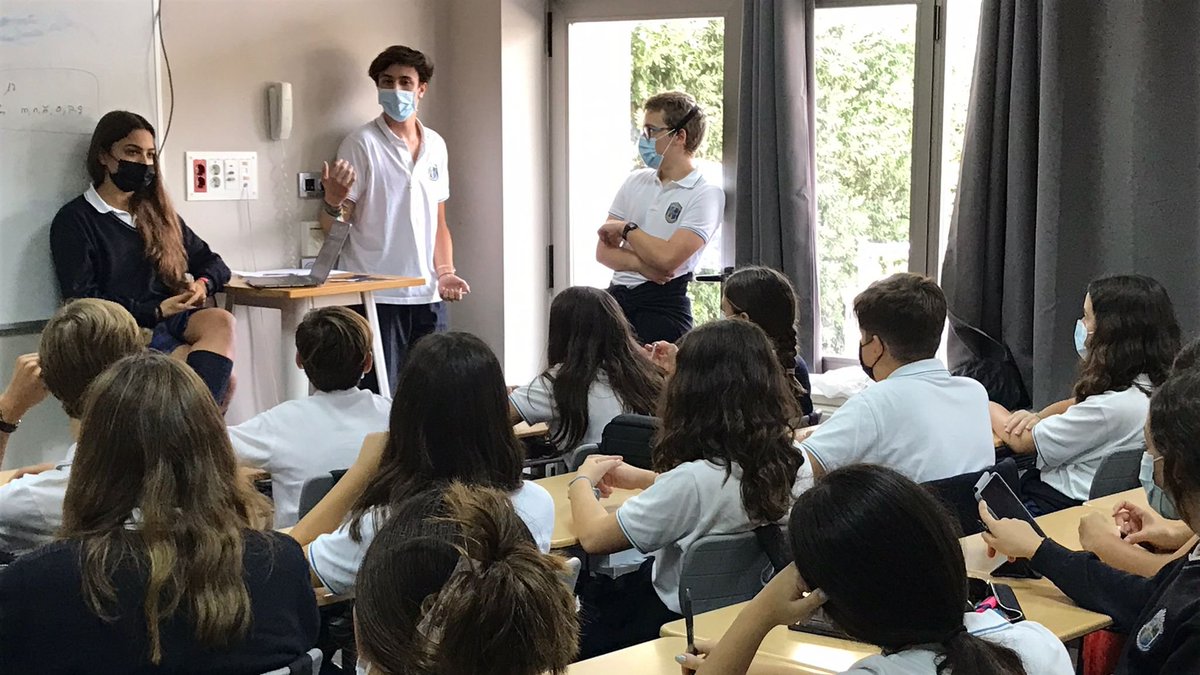 Los estudiantes de Bachillerato comparten con sus compañeros de la Eso la importancia del portfolio personal, una herramienta muy valiosa que documenta las experiencias formativas y las más significativas de cada alumno a lo largo de los años.