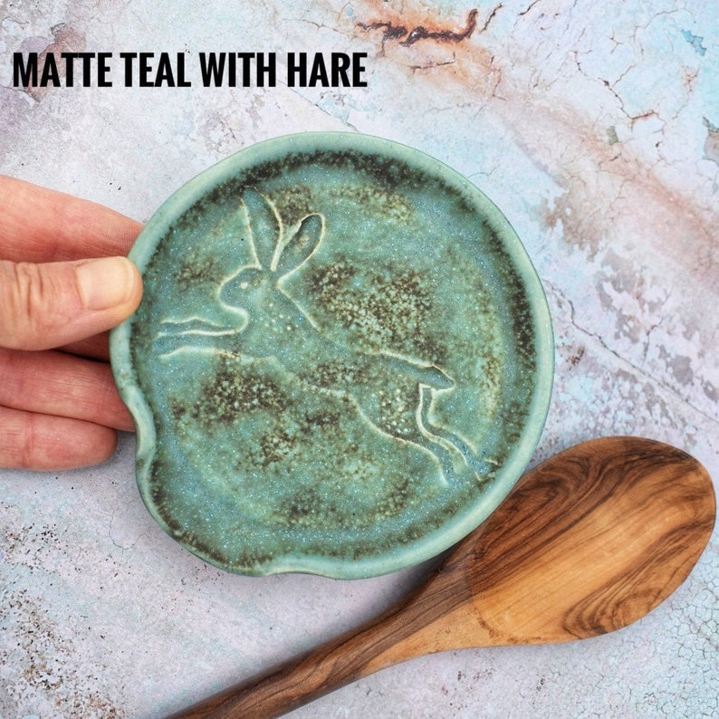 WhatToBuyonEtsy's tweet image. Matte Teal Spoon Rest
Buy this @ PotsAboutPottery Etsy!
@splinski
etsy.com/in-en/shop/Pot…
#whattobuyonetsy #Christmas2021 #Christmasgifts