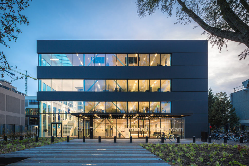 De Tijdelijke Rechtbank Amsterdam staat vanaf volgend jaar in Enschede. Op 9 november start de zorgvuldige demontage van het ontwerp van cepezed. Ronald Schleurholts 'is blij dat het gebouw eindelijk weg gaat.'
ow.ly/aykQ50GI0BP