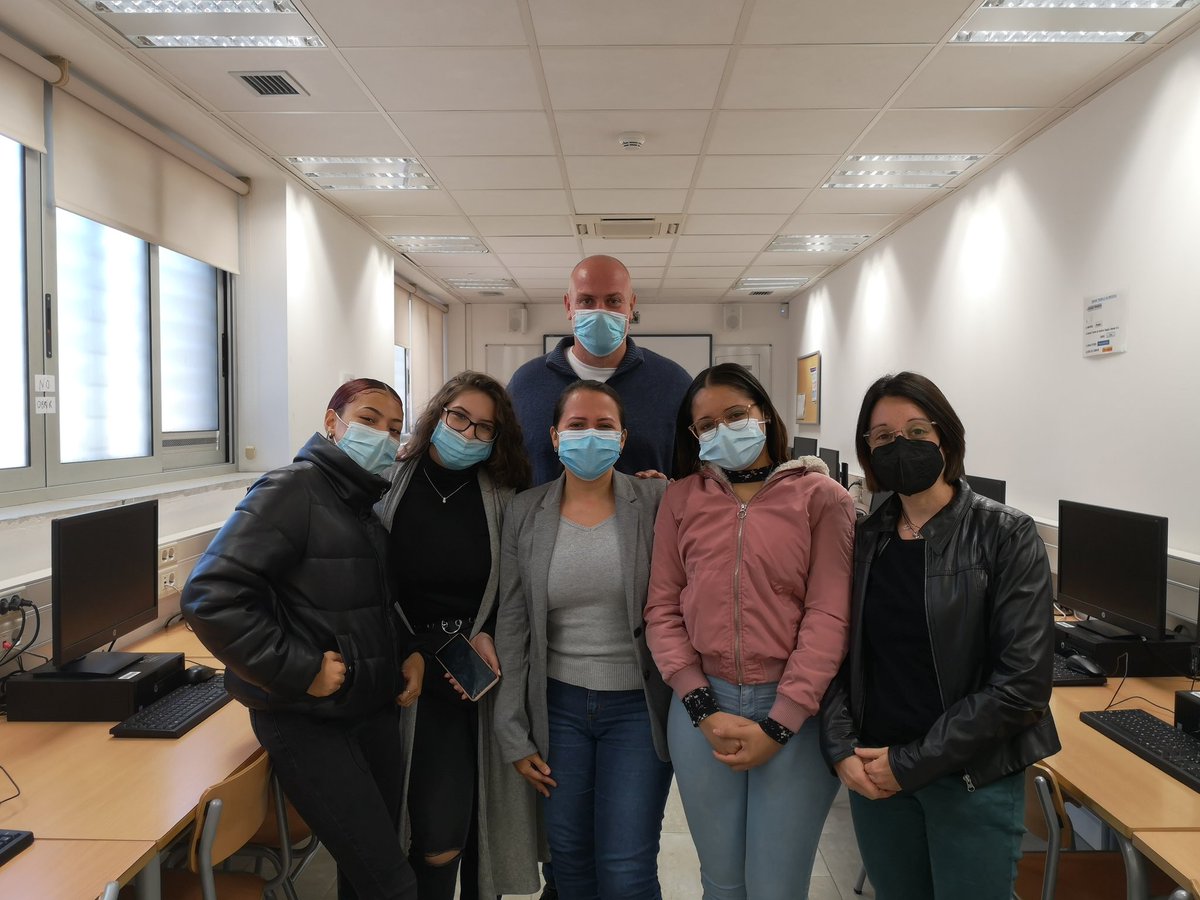 cfabonpastor's tweet image. Avui ens han visitat la Leandra, la Núria i el Francisco, voluntaris del #projectecoach de  @fundacionexit, per conèixer l&apos;Arianly, la Nikol i la Thalia, alumnes de GES2. Els tres voluntaris, de l’empresa @Nestle, les orientaran i animaran a continuar la seva formació.