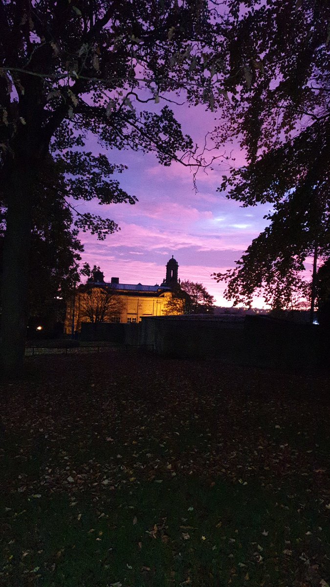 runbfd's tweet photo. Amazing skies as I ran through Lister Park this morning. Bradford still #LIT by natural beauty. 🏃‍♀️👟🌅

#RunBradford 

Visit Lister Park &amp; Cartwright Hall ⏬

https://t.co/uhmSwh2A13 https://t.co/u5gSAp2asz