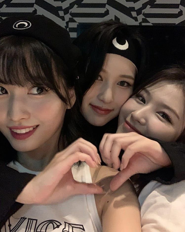 misanaarchives's tweet photo. Happy Birthday to Twice’s main dancer, the person who completes the j line, and our happy pill Hirai Momo! Thank you for always making us smile, we love you sm!

HAPPY MOMO DAY 
#생일축하해_모모링
#OurBestfriendMomo
@JYPETWICE https://t.co/ijEjhNuJan