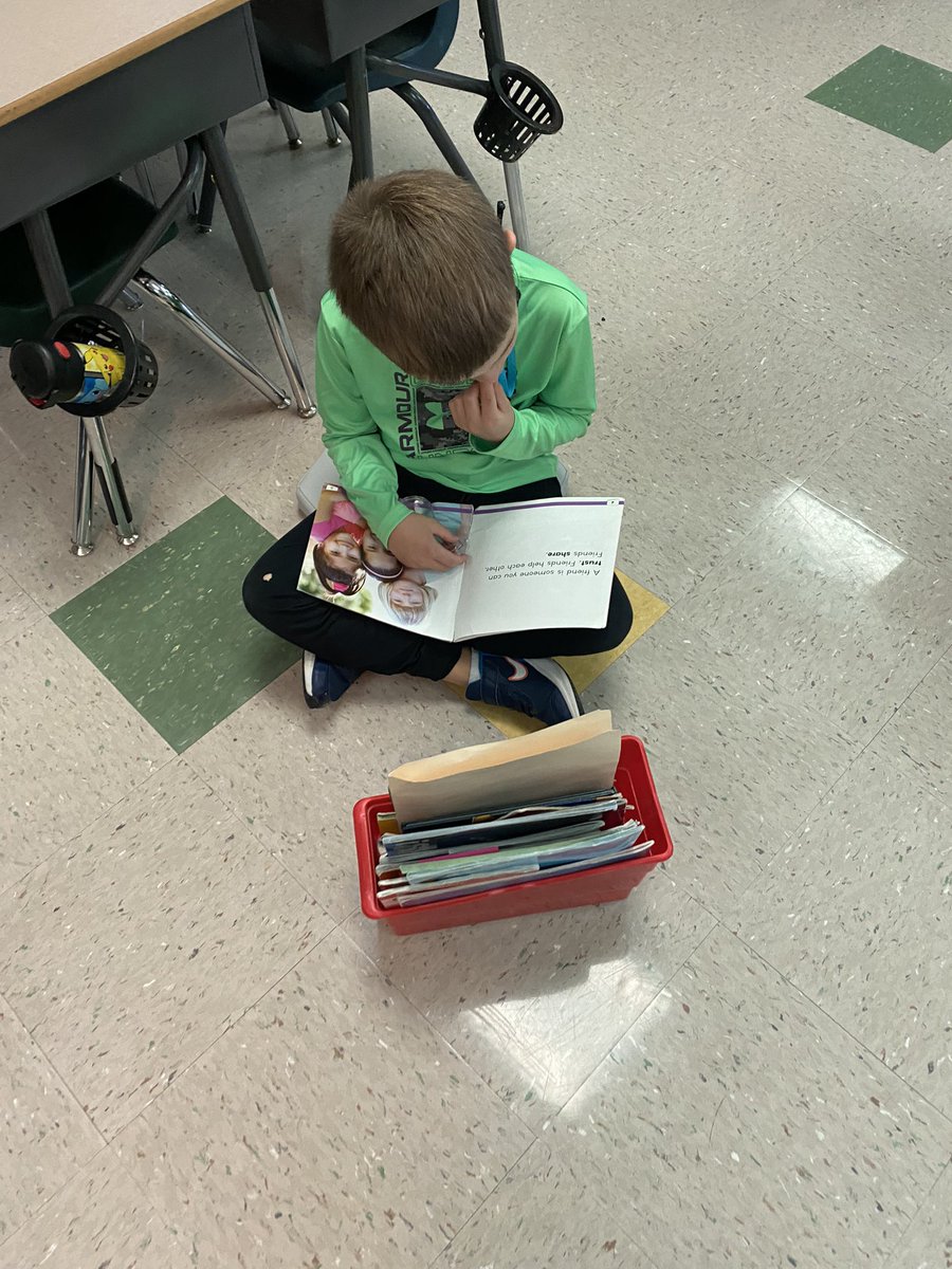 MissR_Duello's tweet photo. @mrshollyharris1 class is working hard on reading words like a detective… in a snap! https://t.co/ZtEC5HfQGD