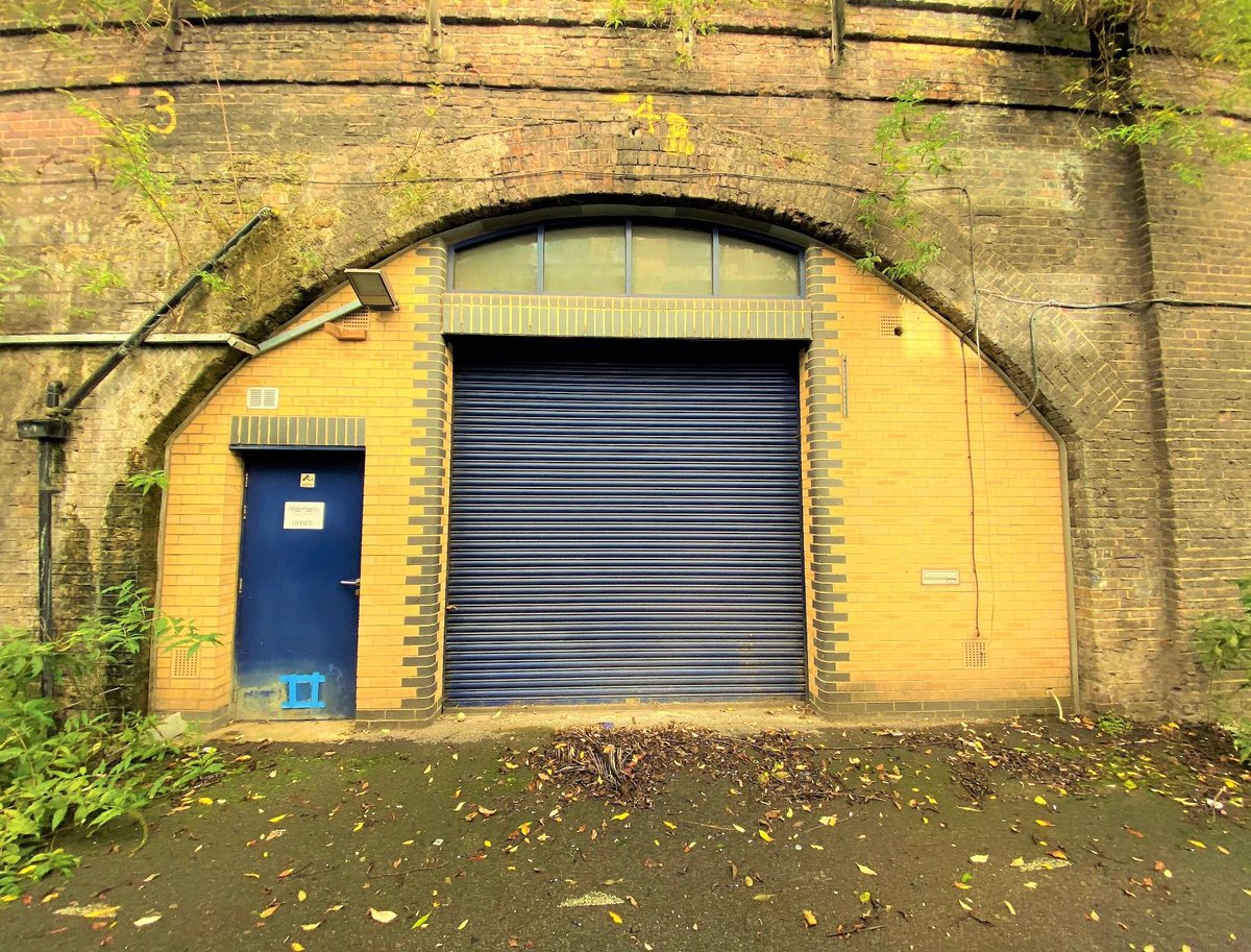 TO LET - B1(C)/B2/B8 Opportunity in an amazing location in Vauxhall.

•Fully lined and of brick construction. 
•Electric roller shutter door. 
•3-Phase power 
•Capped waste services 
•Strip lighting 
•Concrete Floor

grantmillswood.com/find-a-propert…