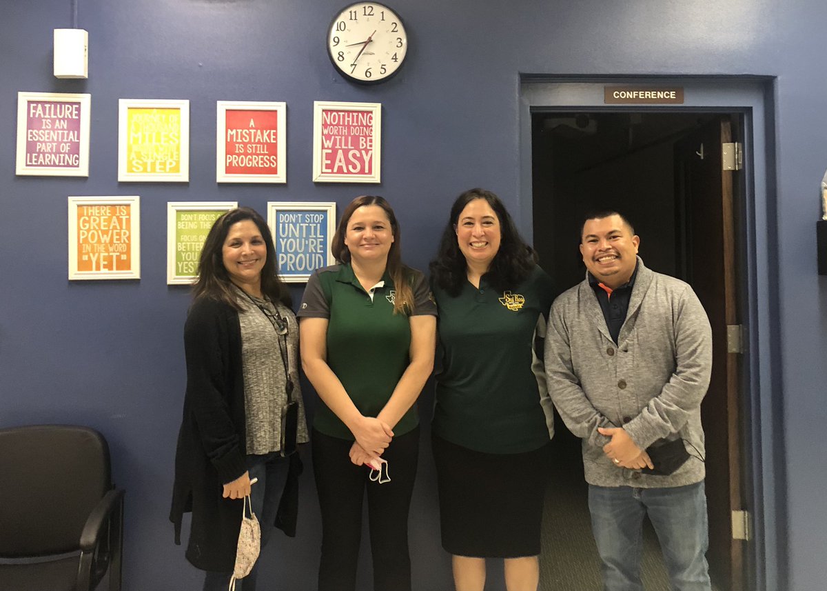 Transition visit to Esparza elementary!  Enjoyed meeting with 5th graders as they begin the journey to Ross Middle School💚💛#FutureRebels #Esparzafamily <a href="/NISDRoss/">Sul Ross MS</a> <a href="/ACasso_MS_MEd/">Adriana Casso, MS, MEd</a> <a href="/HugoOrantes1/">Hugo Orantes, Ph.D.</a>