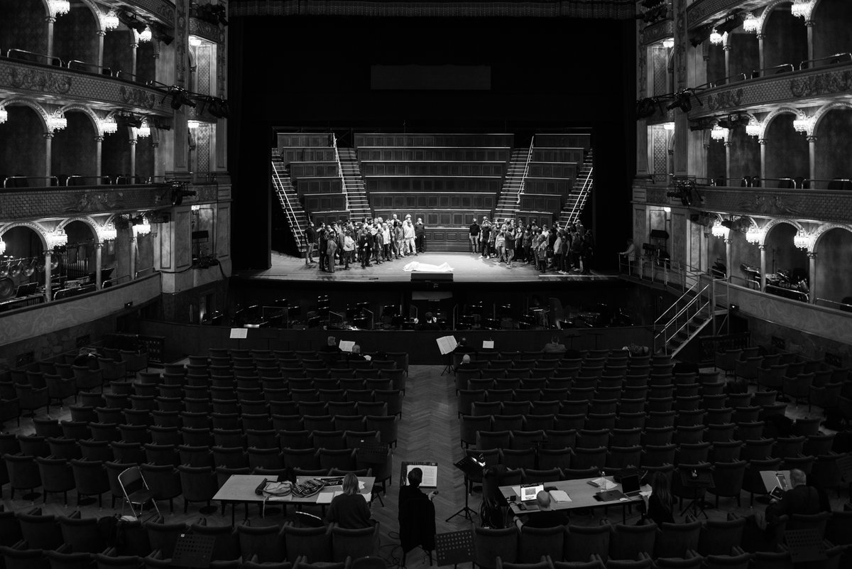 OperaRoma's tweet photo. #GiorgioBattistelli: “È uno degli omicidi che hanno cambiato la storia del mondo”.
‘Julius Caesar’ su libretto di #IanBurton da Shakespeare, in prima mondiale il 20 novembre al Teatro dell’Opera: sul podio il maestro #DanieleGatti, regia di #RobertCarsen.
#operaroma #TORjc https://t.co/lse1BPHLno