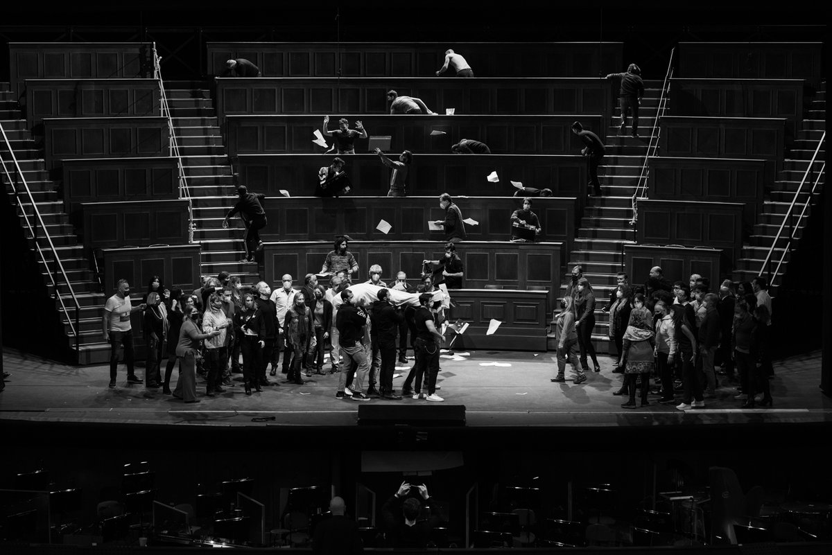 OperaRoma's tweet photo. #GiorgioBattistelli: “È uno degli omicidi che hanno cambiato la storia del mondo”.
‘Julius Caesar’ su libretto di #IanBurton da Shakespeare, in prima mondiale il 20 novembre al Teatro dell’Opera: sul podio il maestro #DanieleGatti, regia di #RobertCarsen.
#operaroma #TORjc https://t.co/lse1BPHLno