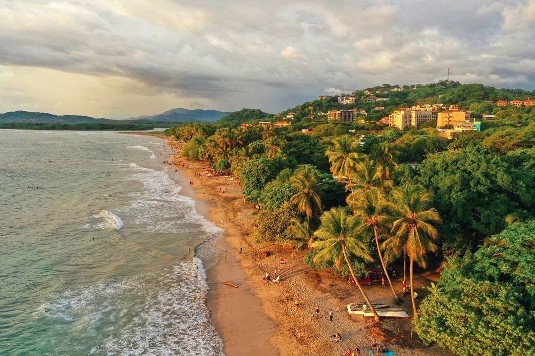 Tamarindo Beach 📍🤩 

A 5-minute walk along this stunning beach will lead you to the Langosta Beach Club. ☀️🌴

👉🏼 We’re open everyday from 8am-9pm, come on by! 

📸 @wilsmphoto

#discovertamarindo #tamarindocostarica #guanacaste #costaricatourism #tamarindobeach