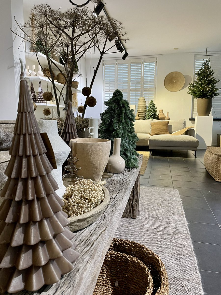 Almost ready!!! 

Woensdagmorgen om half 9 zijn wij weer geopend! 

#kerst #accessoires #banken #bloemen #tafels #sfeervol