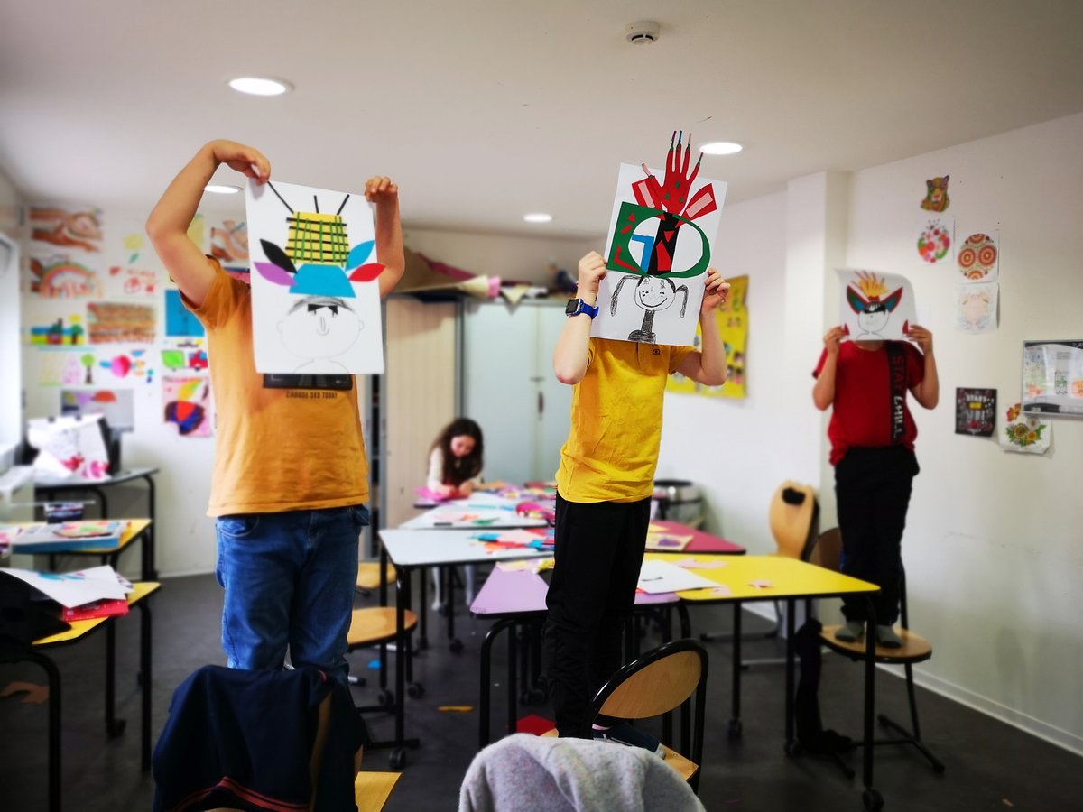 {LA FABRIQUE DU LIVRE JEUNESSE}
👉 "Avant je voulais faire cuisinière, maintenant je veux être illustratrice !" Chloé, 9 ans, au sortir de l'atelier Alexandra Pichard le 29/10 au Foyer Départemental de l'Enfance de #CharlevilleMézières 😁 Lire l'article : cutt.ly/2TrZpvJ