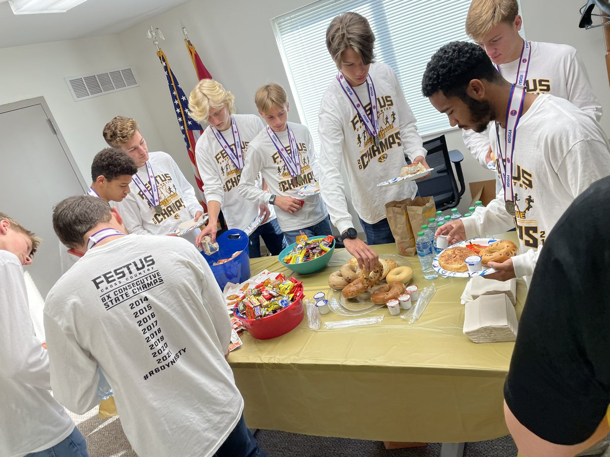 FestusR6Supt's tweet photo. Breakfast for Champions🥇🥇🥇🥇🥇🥇🥇🥇
#R6Dynasty. https://t.co/AFSCoV8YbF