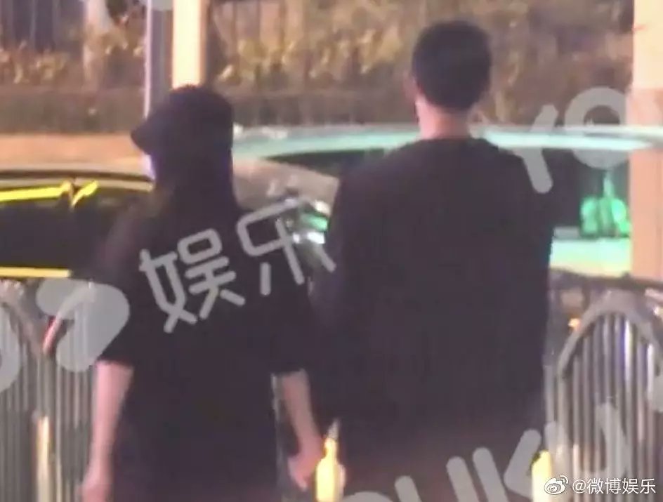 Wulanmazel1's tweet photo. #WangYuwen dikabarkan dating dgn #EricYang co-star di drama #InSpiteofTheStrongWind sdgkan #WangZiqi dikabarkan dating dgn #WangChuran co-star di drama #TheImperialCoroner
Walopun mereka ber2 & agensi sama2 blm confirm ttp aja nyesek,kapal #OnceWeGetMarried bnr2 sudah Karam😭 https://t.co/agrtpYFczd