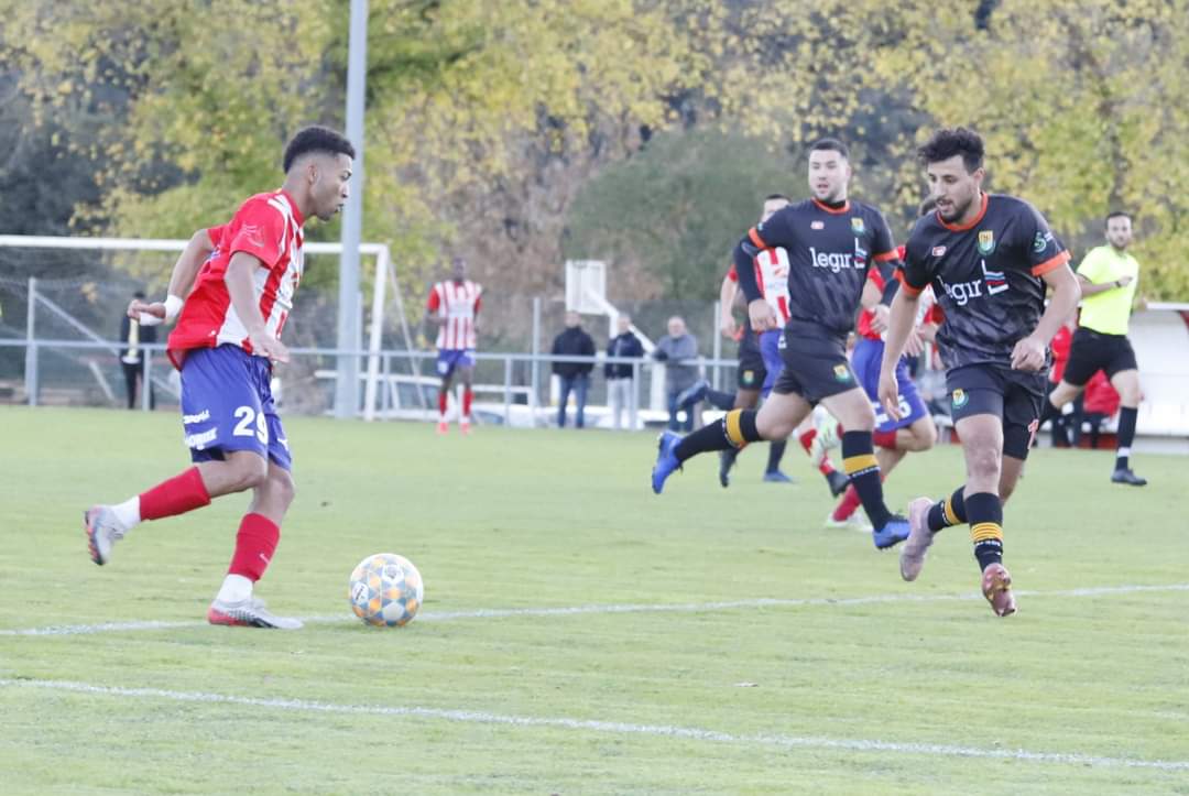 UEO1921's tweet photo. 🔴⚪

Va guanyar el primer equip, el #JuvenilA i també el @cfsantjaume.

🙌 Com ens agrada quan el filial es deixa anar!

☑️ Victòria per 4-1 amb @_uecomacros.

⚽ Gols d'Edgar, Pijuan, Joel Ferrés i Romero. 

📈 Són tercers a #2cat1A!

#FilialUEO #OrgullGarrotxí (📸 CabraBikers) https://t.co/AYW7YtKYN0