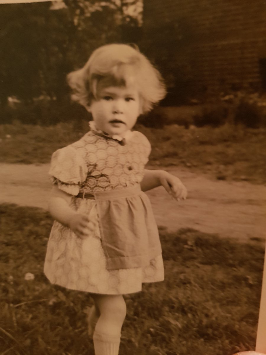 LoguezEdiciones's tweet photo. "A los 66 años, todavía sigo siendo la niña que era. Quizás tenga que ver con mi memoria eidética. Hoy en día, puedo oler, saborear y sentir mi niñez. Nada se ha perdido". #JuttaRichter es nuestra autora del mes

https://t.co/aAzU47GVrq

hilo 👇🏻 https://t.co/SiE3hy966f