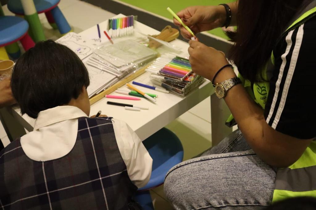VolunteerAtaa's tweet photo. علينا أن نتعلم العطاء حتى في ظروفنا الخانقة.
وعلينا أن نتعلم اهداء ⁦النور⁩ ⁦لمن⁩ ⁦حولنا⁩ وإن كانت خفايانا هالكة.
وعلينا أن ⁦نعطي⁩ الابتسامة لأحبابنا وإن كنا نبكي ألما.
فثواب العطاء سيمسح
متاعبنا ويخبئ لنا فرحا من حيث لا نحتسب.
#عطاء #تطوع https://t.co/JDnRoeEuuz