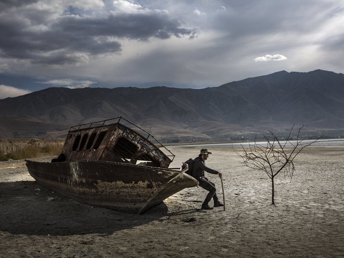 EKvSloveniji's tweet photo. #ClimateCrisis  vpliva na vse nas! Kaj danes pomeni živeti na🌍? 

Odkrijte 📸 43 finalistov natečaja #ClimateChangePIX:
👉https://t.co/pSVLtiCsU7 

Fotografija @musatalal👇„Potapljajoča se ladja“ prikazuje, kako vse višje temperature☀krčijo največje jezero v 🇹🇷 
 
#CoP26 #CoP15 https://t.co/wImBG96NtA