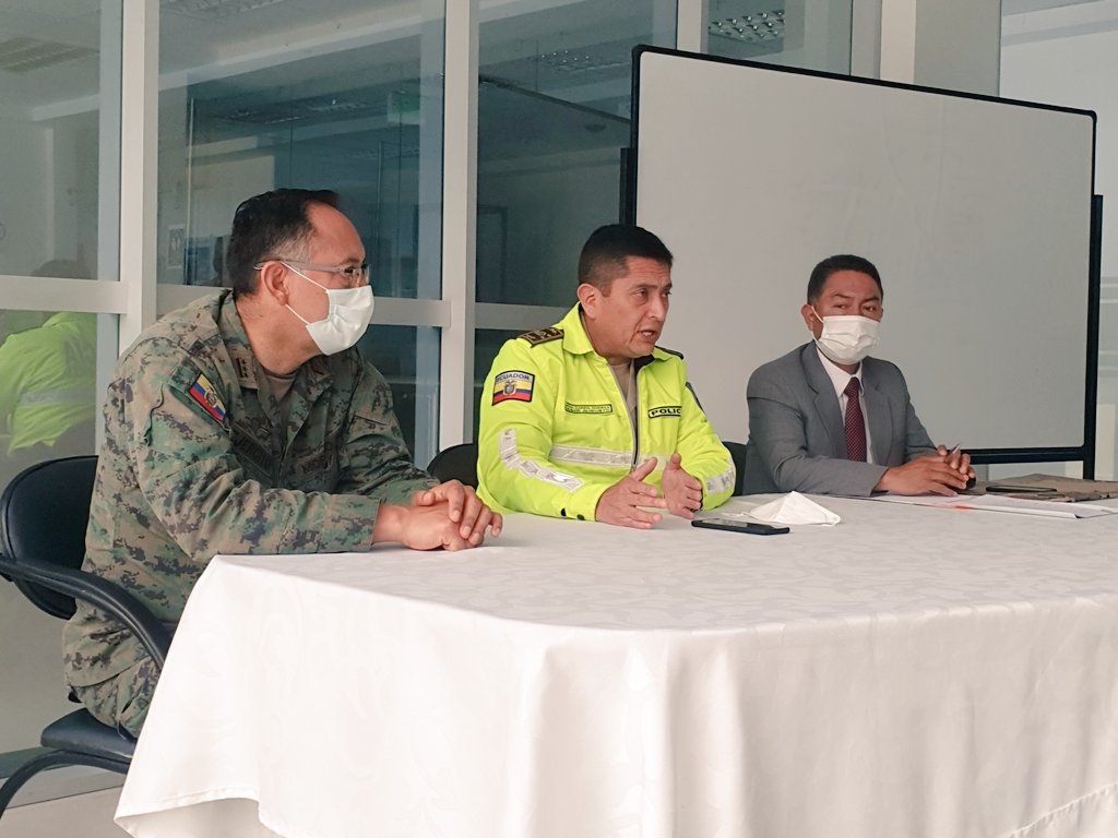Inten_Pichincha's tweet photo. 📢 En el marco del #PlanSeguro, @PoliciaEcuador con apoyo de @FFAAECUADOR, @amcquito y otras instituciones preparamos acciones de control en todo el #DMQ.
⚠️ Trabajamos sin descanso por la seguridad de la ciudadanía.
#JuntosPorLaSeguridad #PorUnEcuadorSeguro https://t.co/mOkhdnErSp