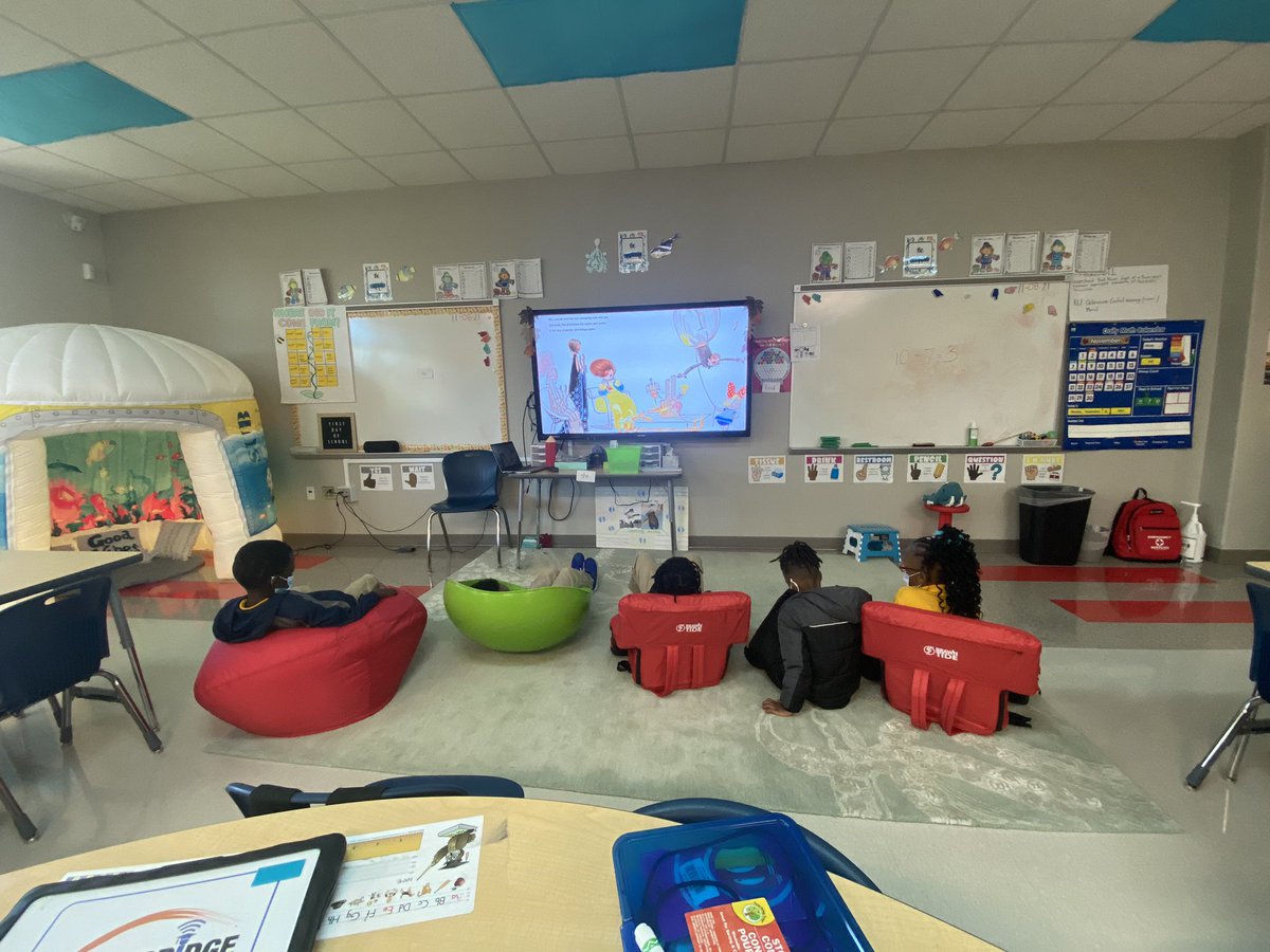 ittybittyteach's tweet photo. Ending the class session with a read aloud of Rosie Reviere Engineer for #NationalSTEMday

#stemday #tagway #stemcertfiedtag #stemreadaloud #stem #thetagexperience https://t.co/g3nQmdibz8